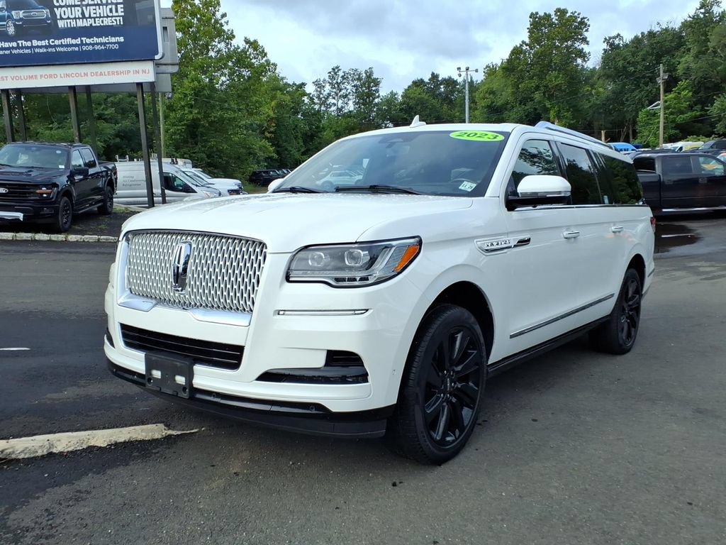Used 2023 Lincoln Navigator L Reserve w/ Monochromatic Package AWD/4WD image 2