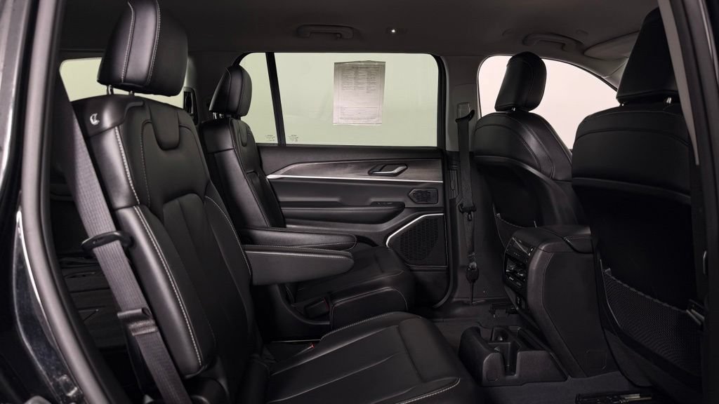Used 2023 Jeep Grand Cherokee L Limited w/ Black Appearance Package AWD/4WD image 33