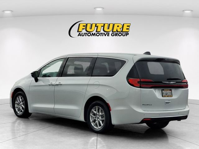 Used 2024 Chrysler Pacifica Touring image 7