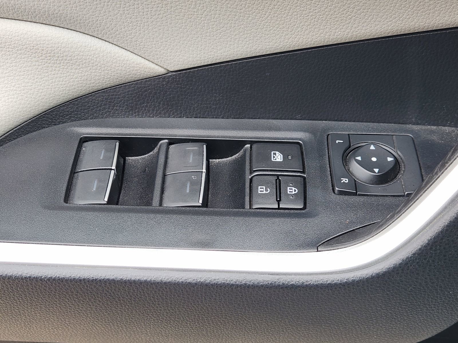 Used 2023 Toyota RAV4 XLE Premium image 28