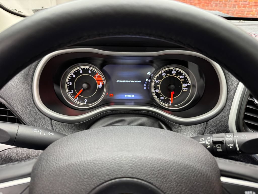 Used 2018 Jeep Cherokee Trailhawk w/ Comfort/Convenience Group AWD/4WD image 17