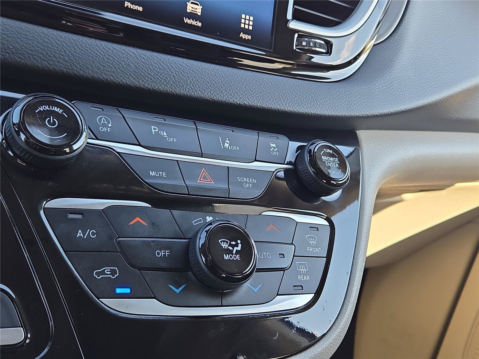 Used 2023 Chrysler Pacifica Touring-L FWD image 9