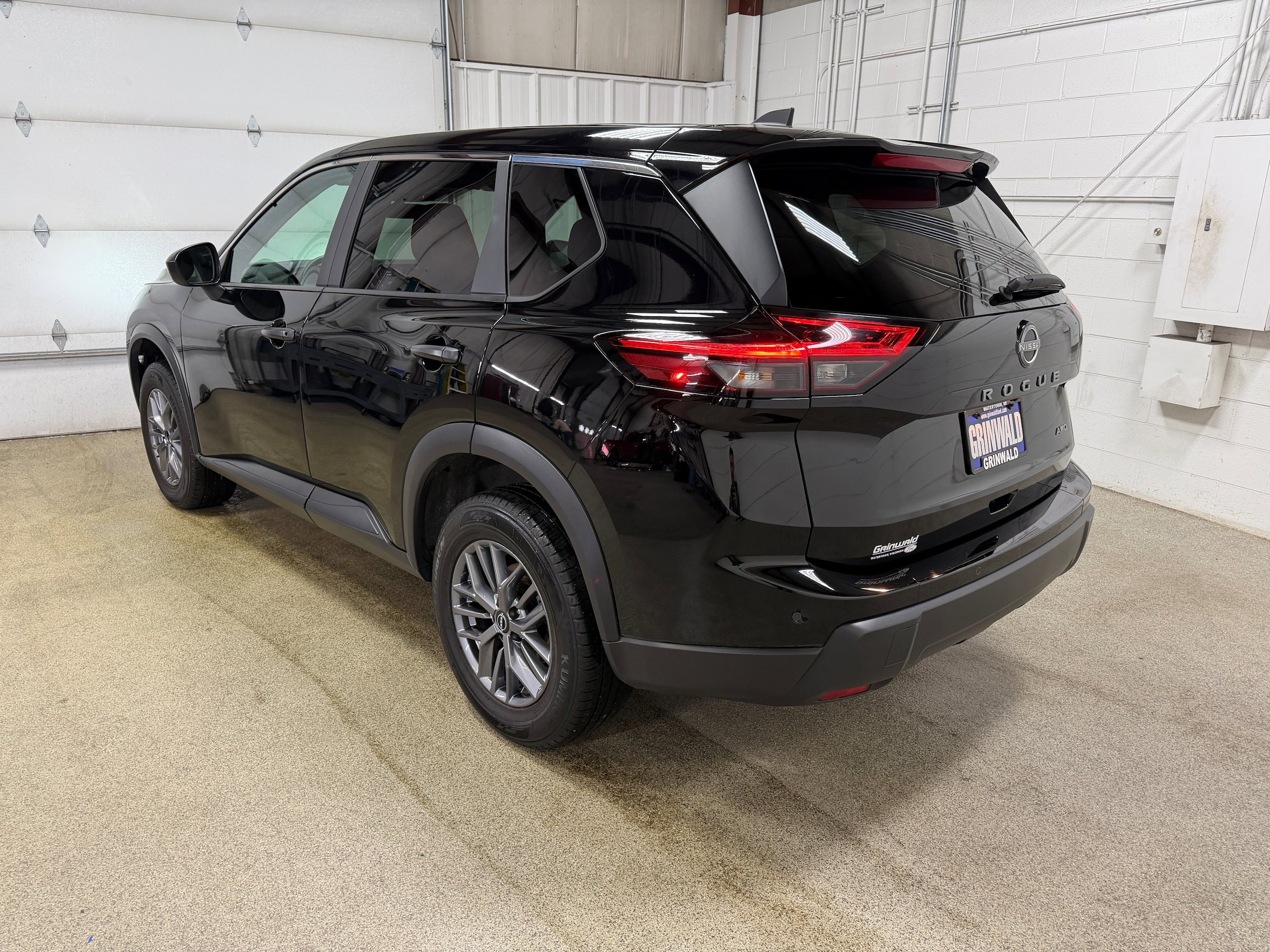 Used 2024 Nissan Rogue S image 7