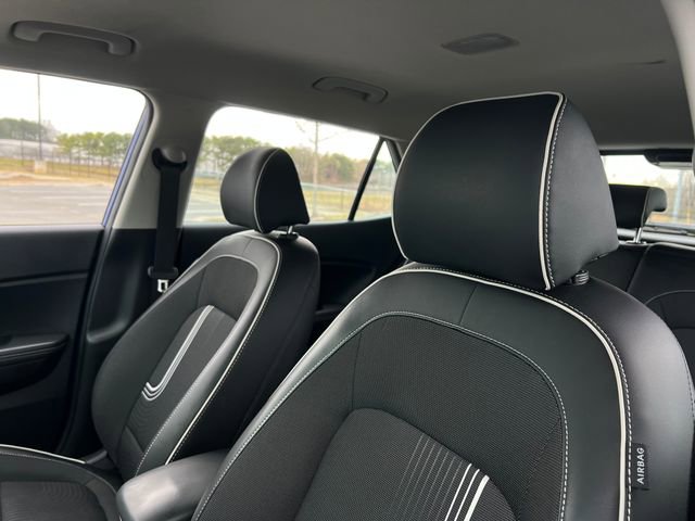 Used 2023 Hyundai Venue Limited image 14