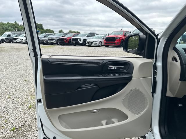 Used 2015 Dodge Grand Caravan SXT w/ UConnect Hands-Free Group FWD image 23