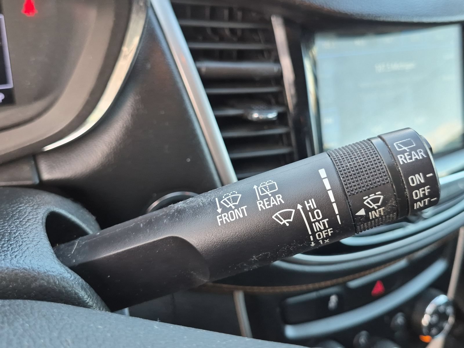 Used 2019 Chevrolet Trax LT w/ LT Convenience Package FWD image 24