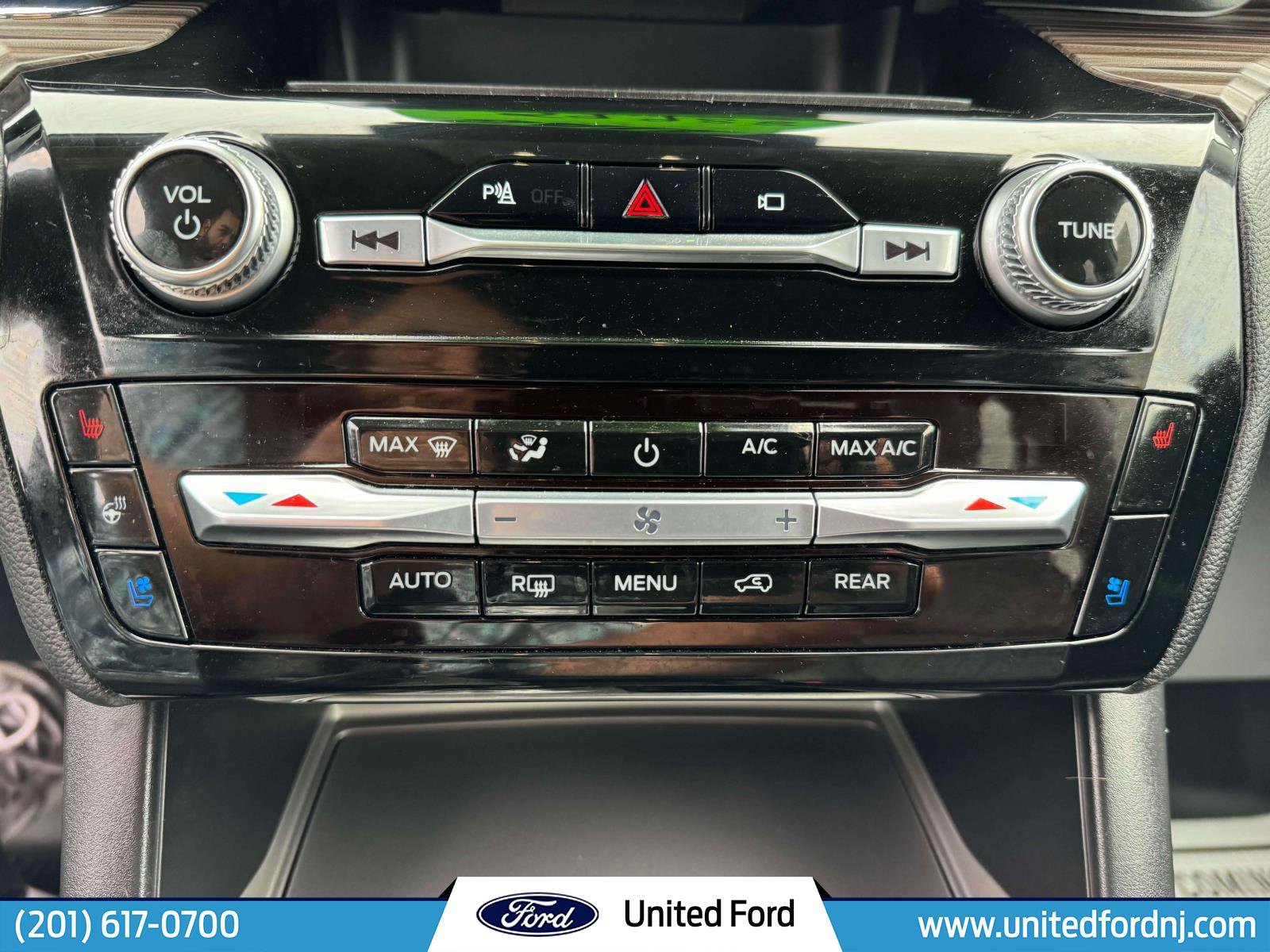 Used 2021 Ford Explorer Limited w/ Equipment Group 301A image 21