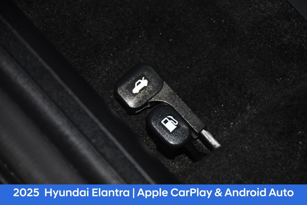 Certified 2025 Hyundai Elantra SEL FWD image 24