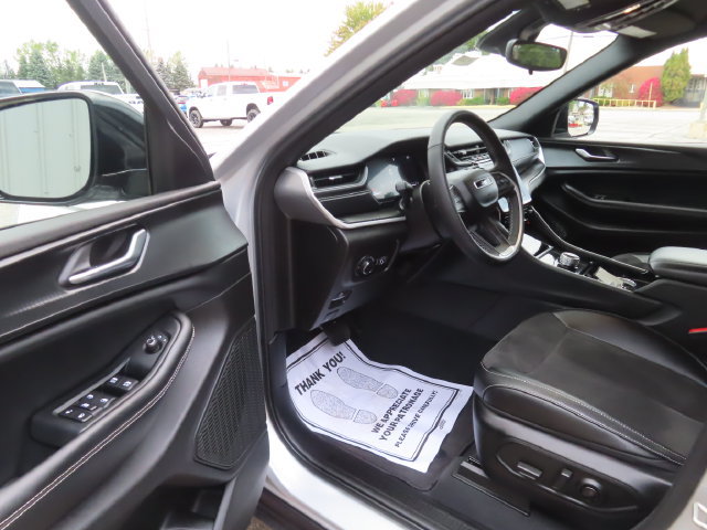 Used 2023 Jeep Grand Cherokee Altitude AWD/4WD image 18