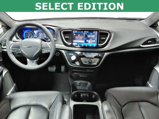 Used 2025 Chrysler Pacifica Select image 2