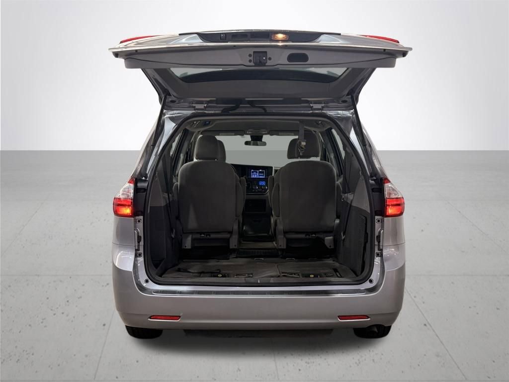 Used 2018 Toyota Sienna L image 10