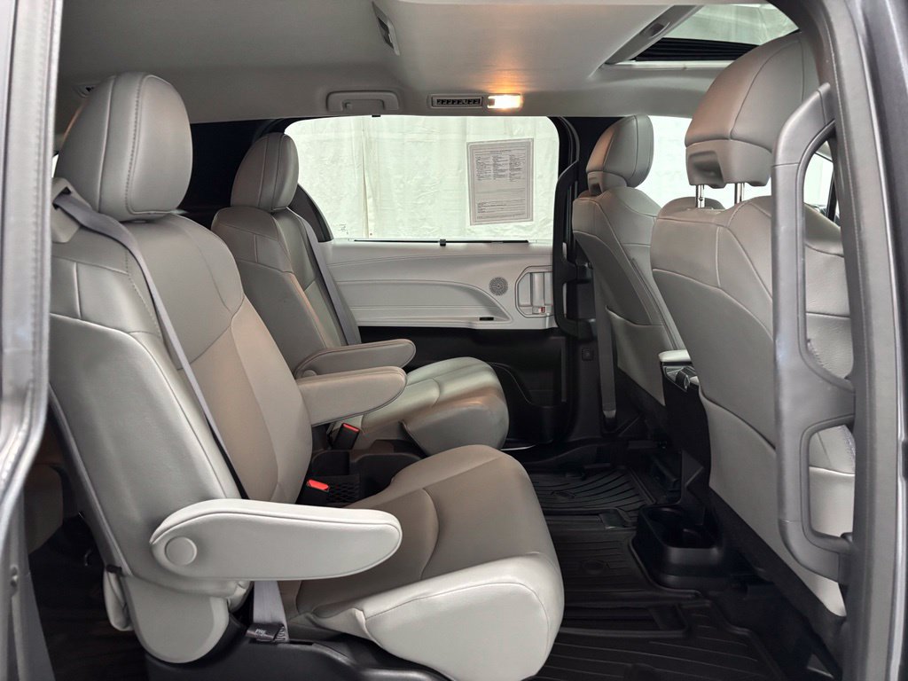 Used 2025 Toyota Sienna XLE AWD/4WD image 59
