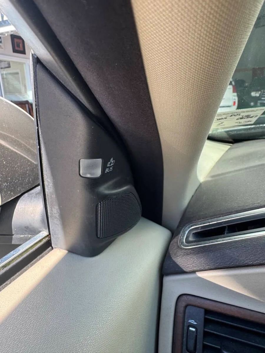 Used 2010 Volvo XC70 3.2 image 6