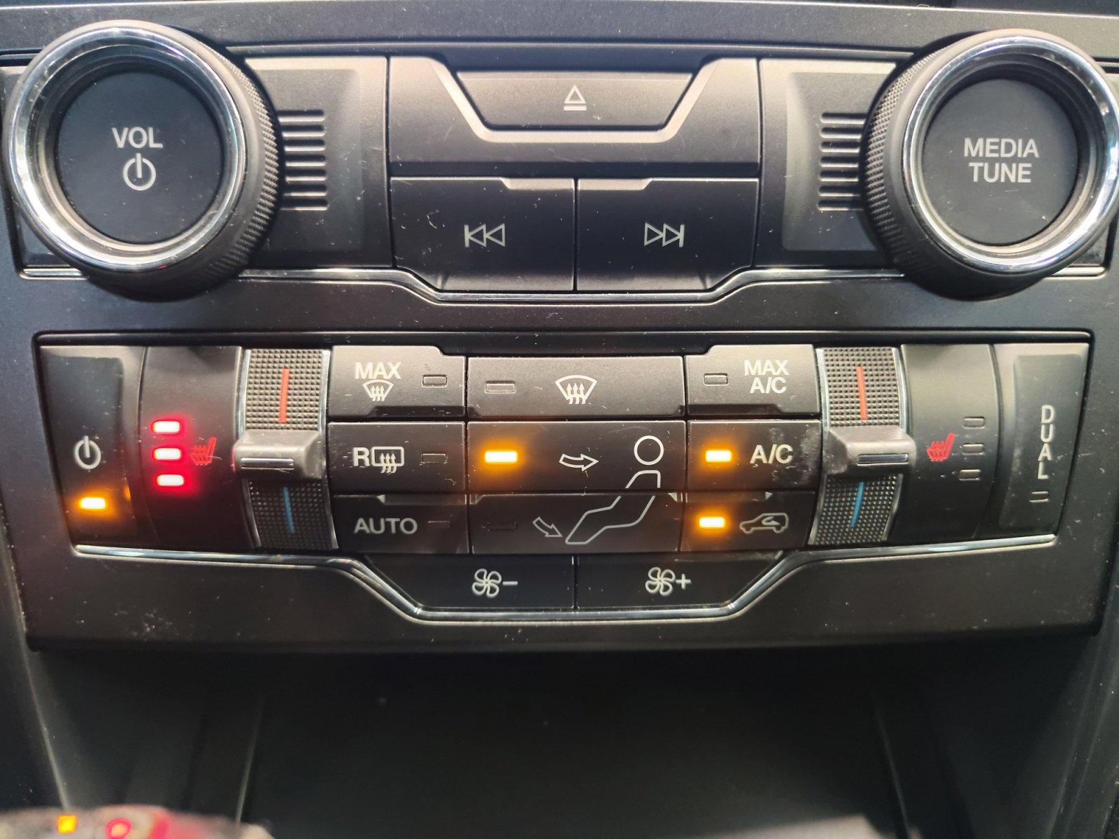 Used 2018 Ford Explorer XLT w/ Equipment Group 202A image 20