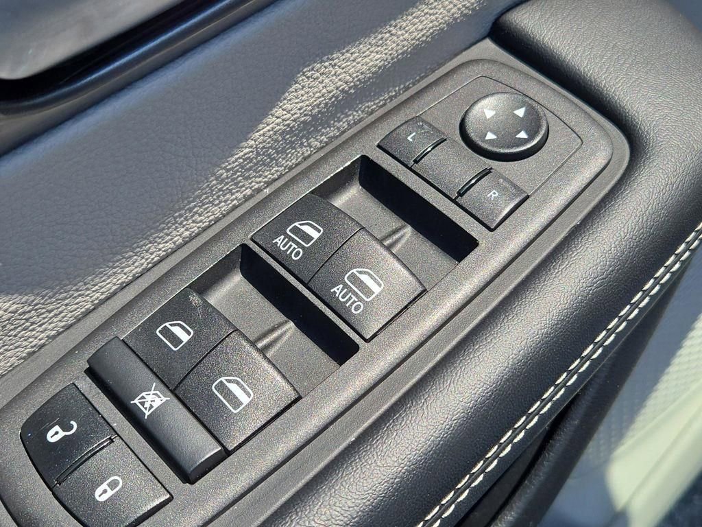 Used 2023 Chrysler Pacifica Touring-L image 15