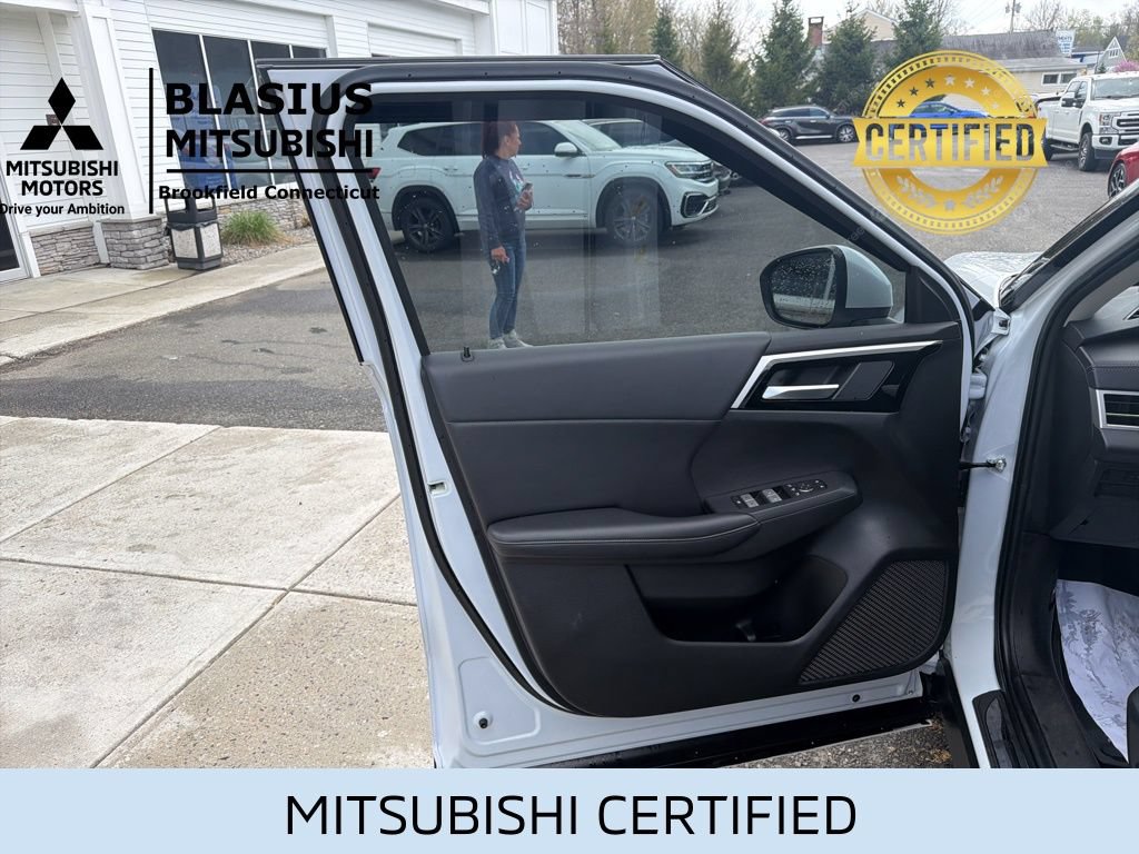 Used 2023 Mitsubishi Outlander 4WD Plug-In Hybrid image 16