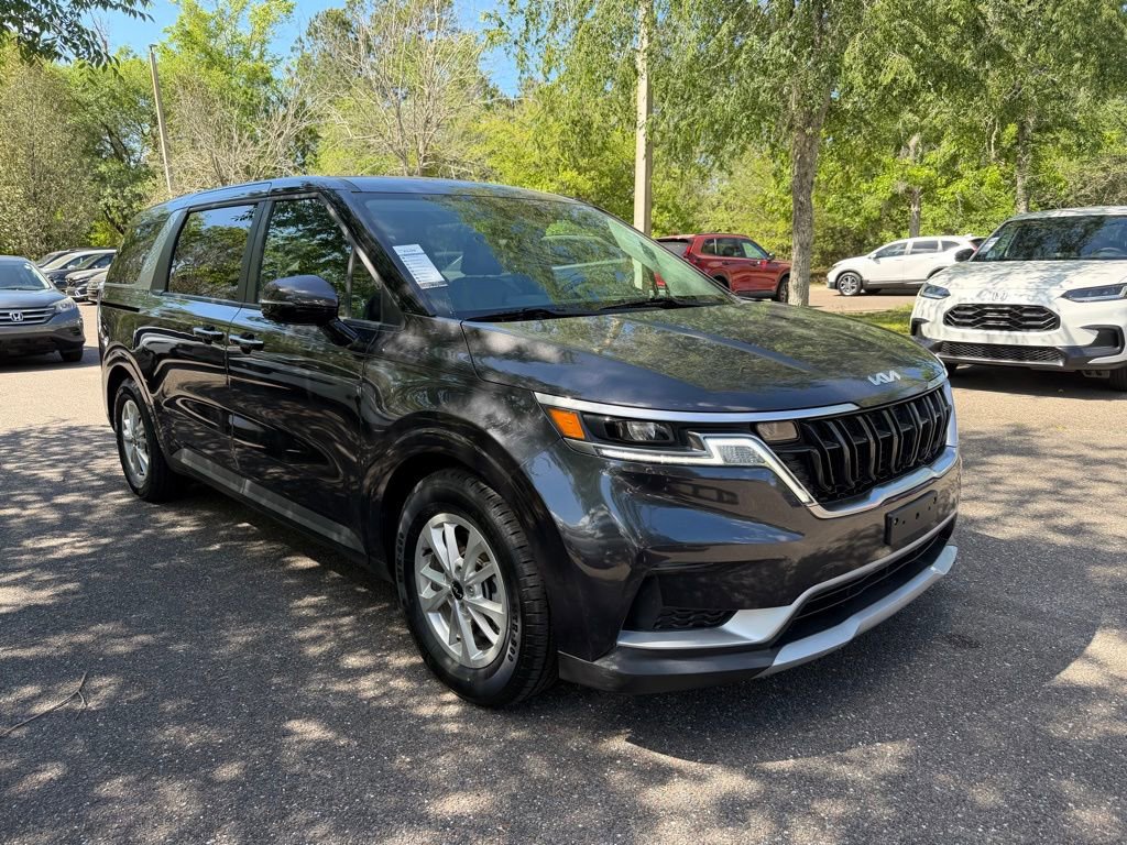 Used 2024 Kia Carnival LX image 1