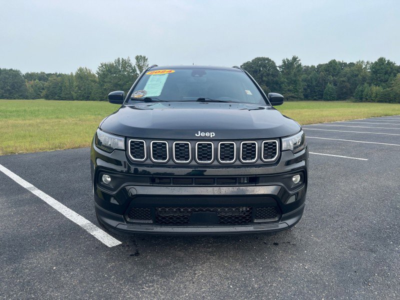 Used 2024 Jeep Compass Latitude AWD/4WD image 2
