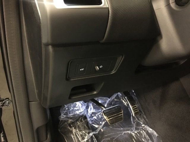 New 2024 Land Rover Discovery Dynamic SE image 13