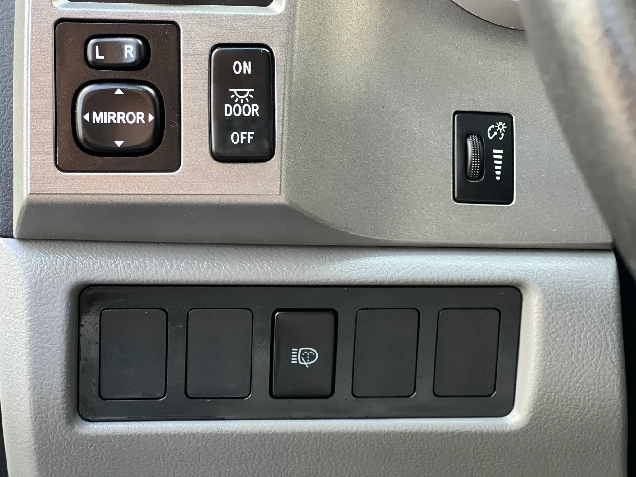 Used 2014 Toyota Sequoia SR5 RWD image 31