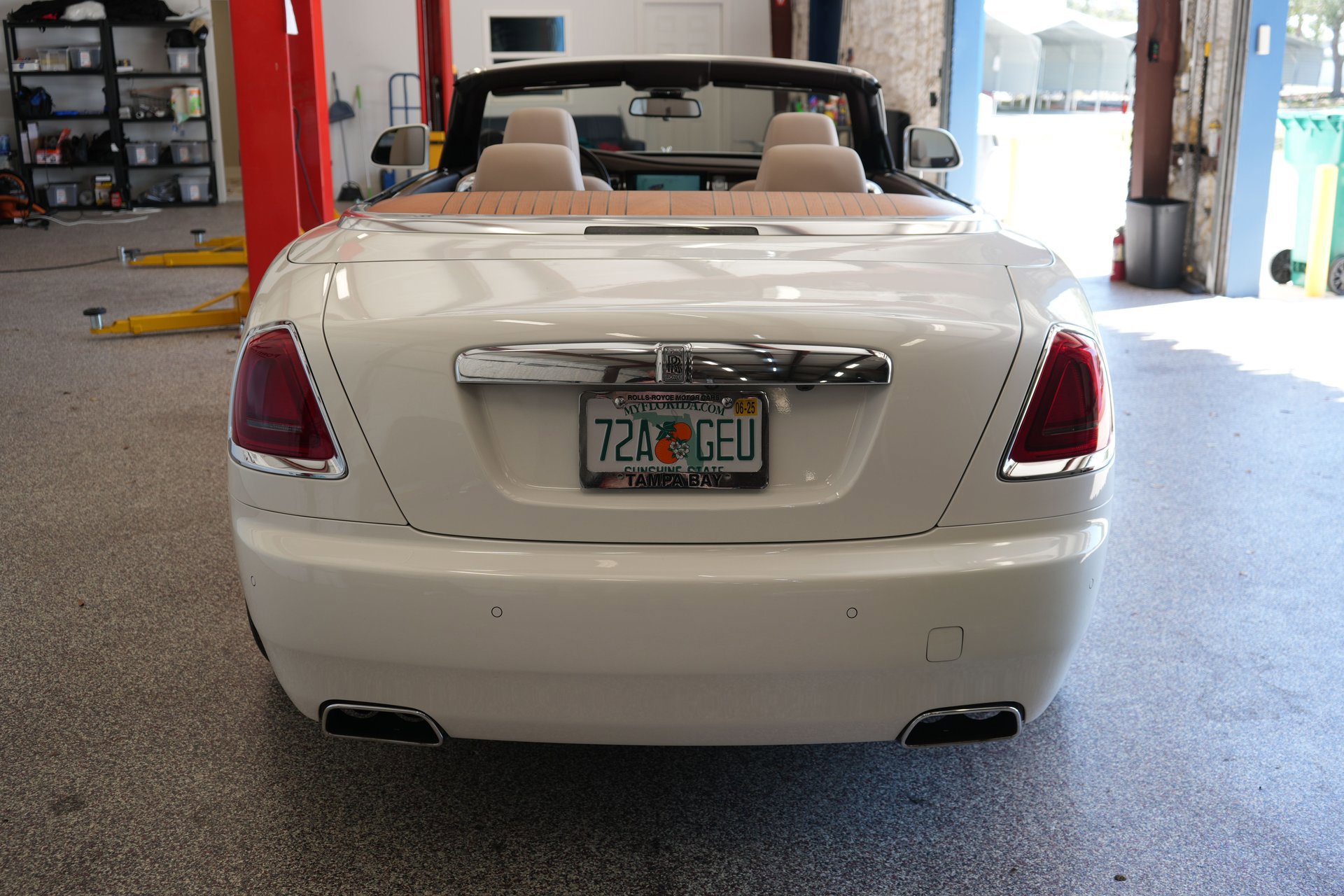 Used 2017 Rolls-Royce Dawn image 23