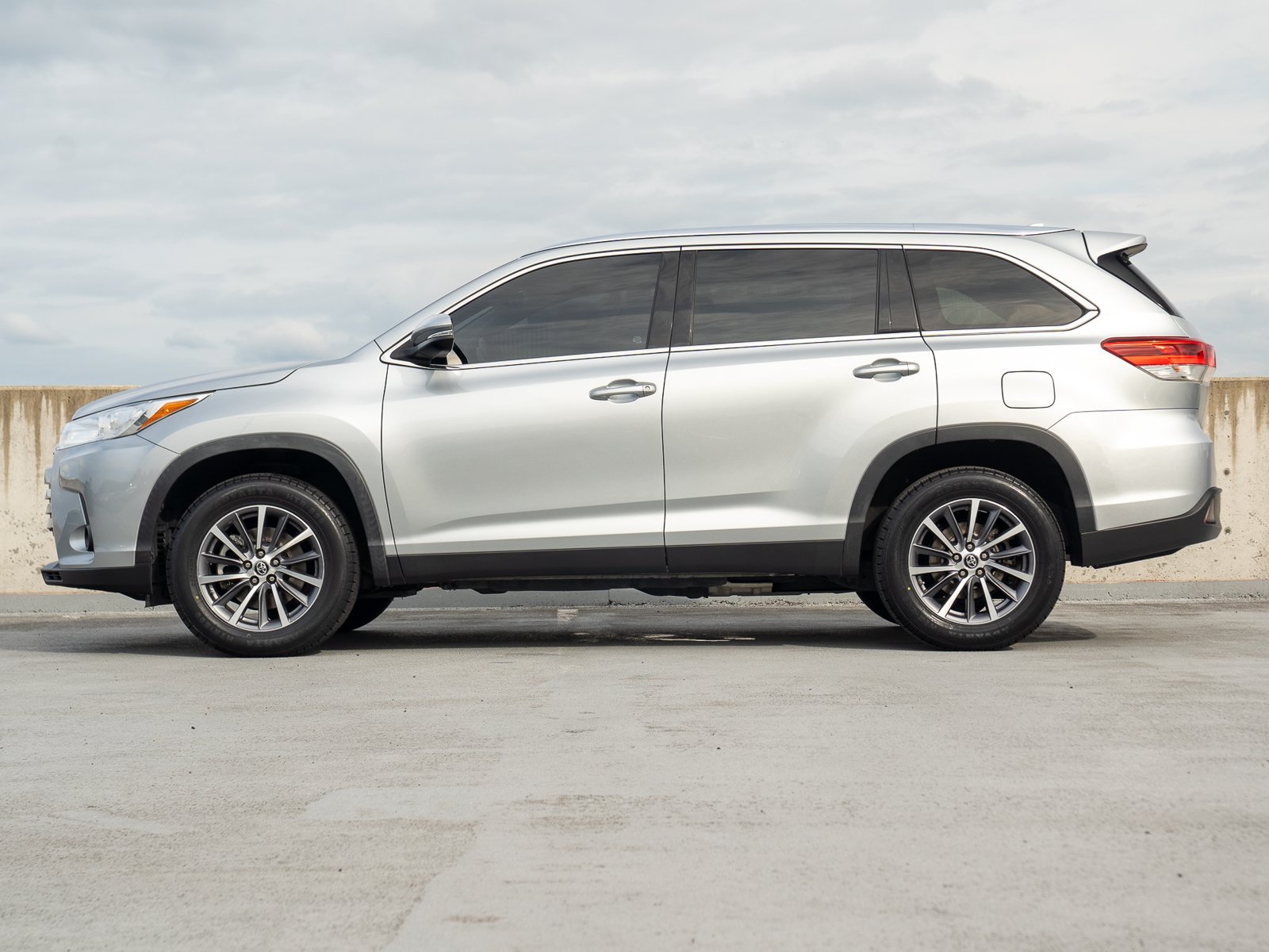 Used 2019 Toyota Highlander XLE FWD image 4
