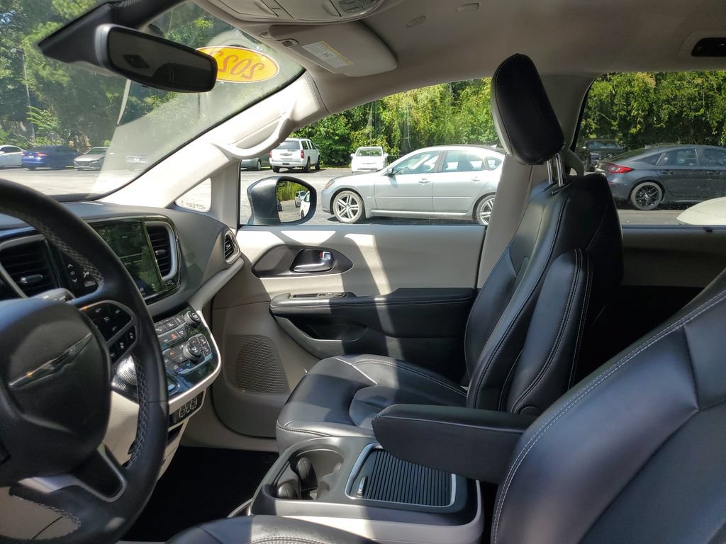 Used 2023 Chrysler Pacifica Touring-L FWD image 19