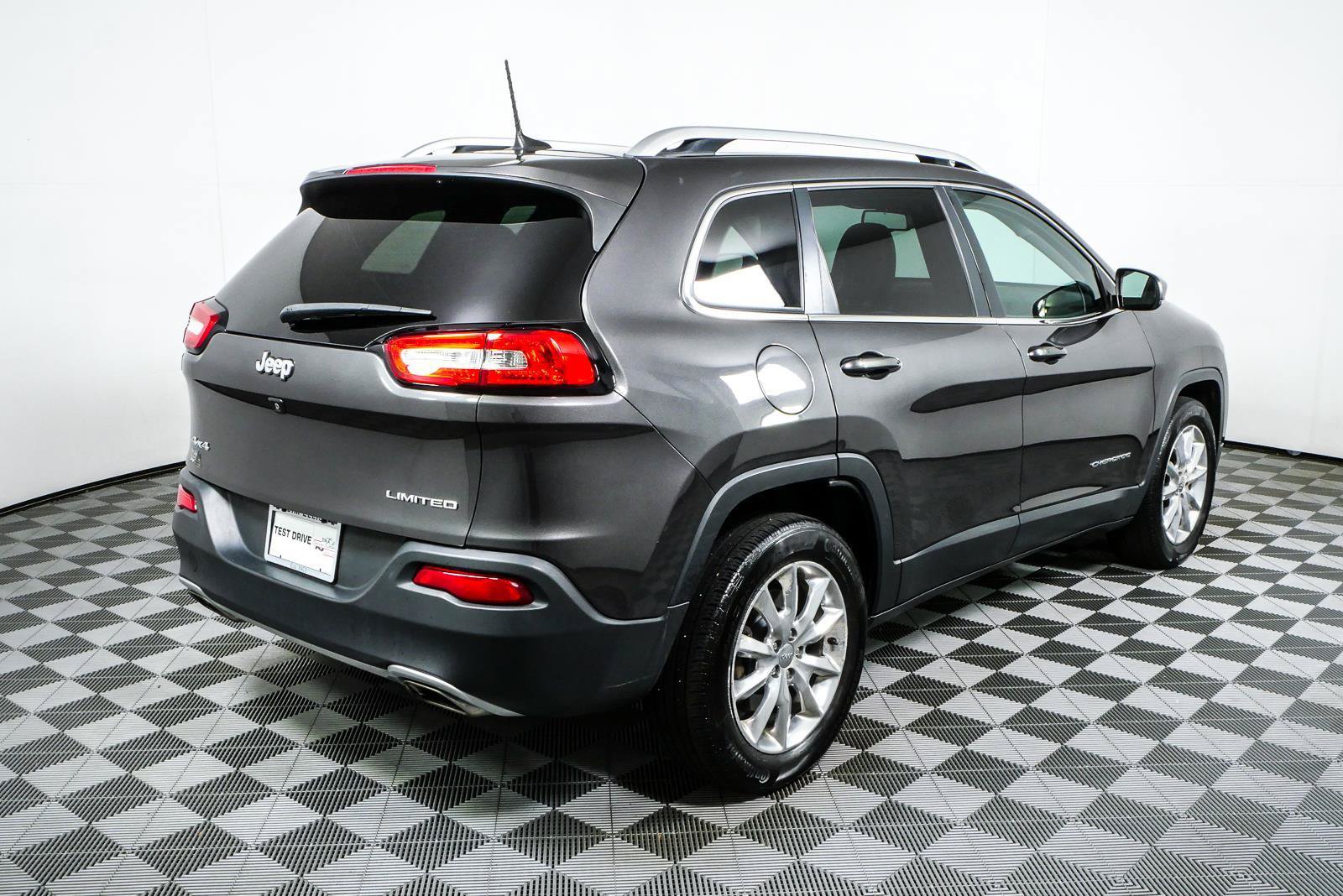Used 2016 Jeep Cherokee Limited AWD/4WD image 3