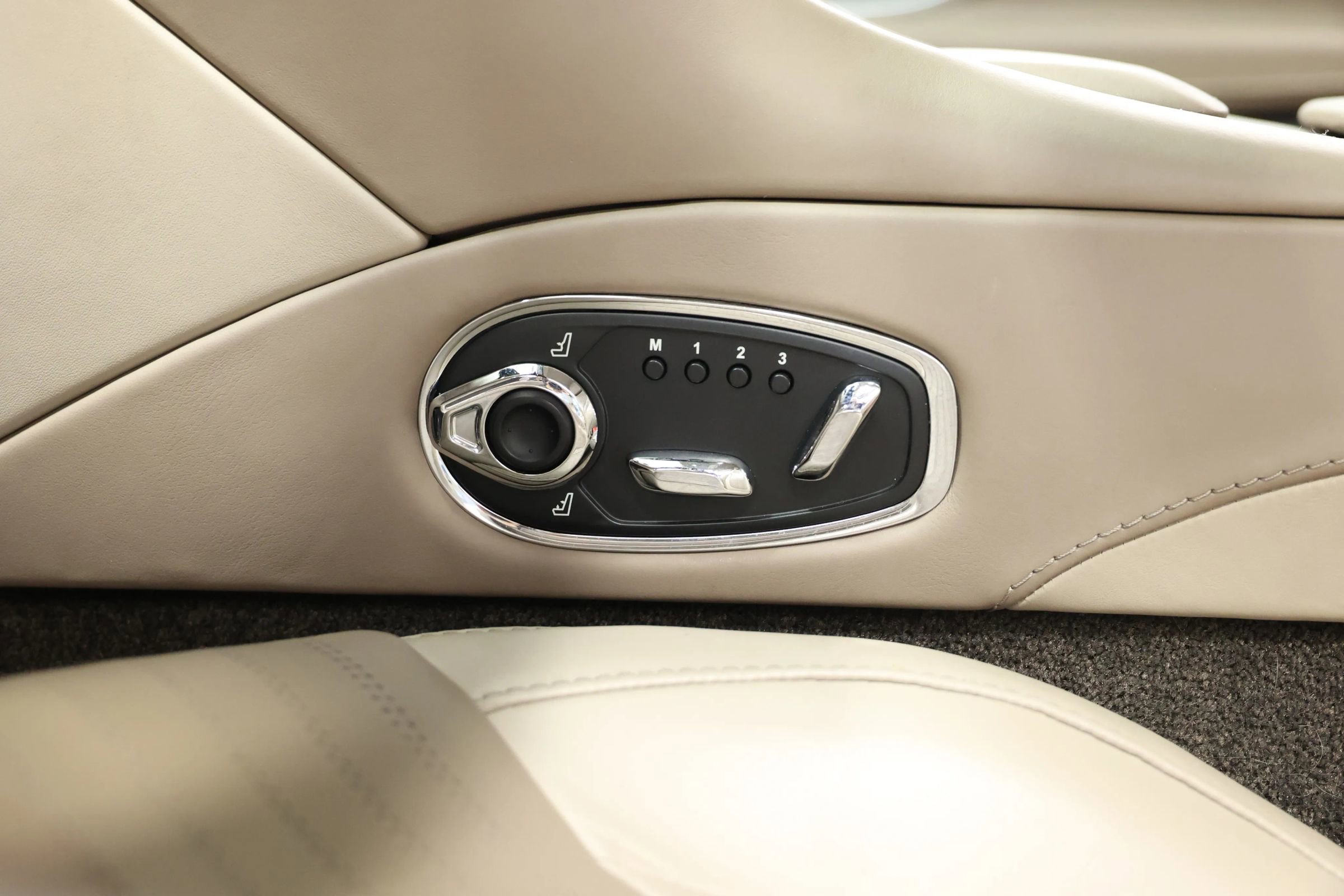 Used 2018 Aston Martin DB11 Coupe image 19