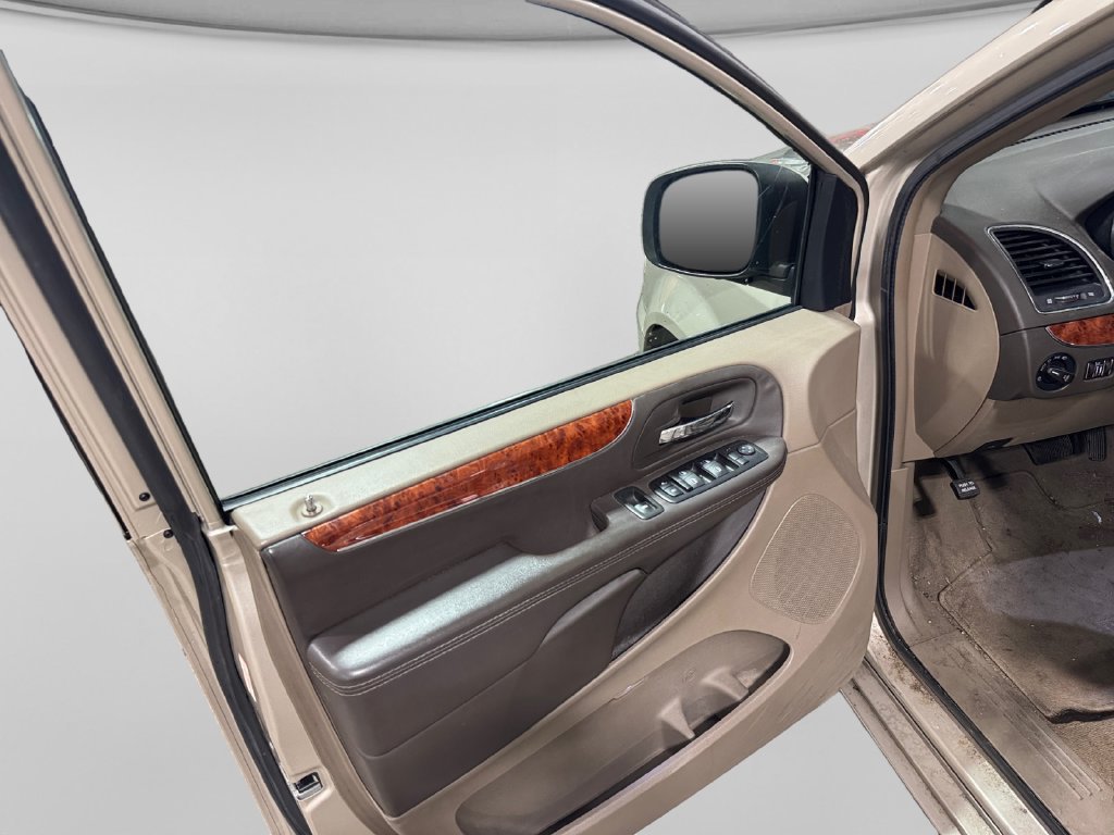 Used 2015 Chrysler Town & Country Touring w/ Driver Convenience Group FWD image 18