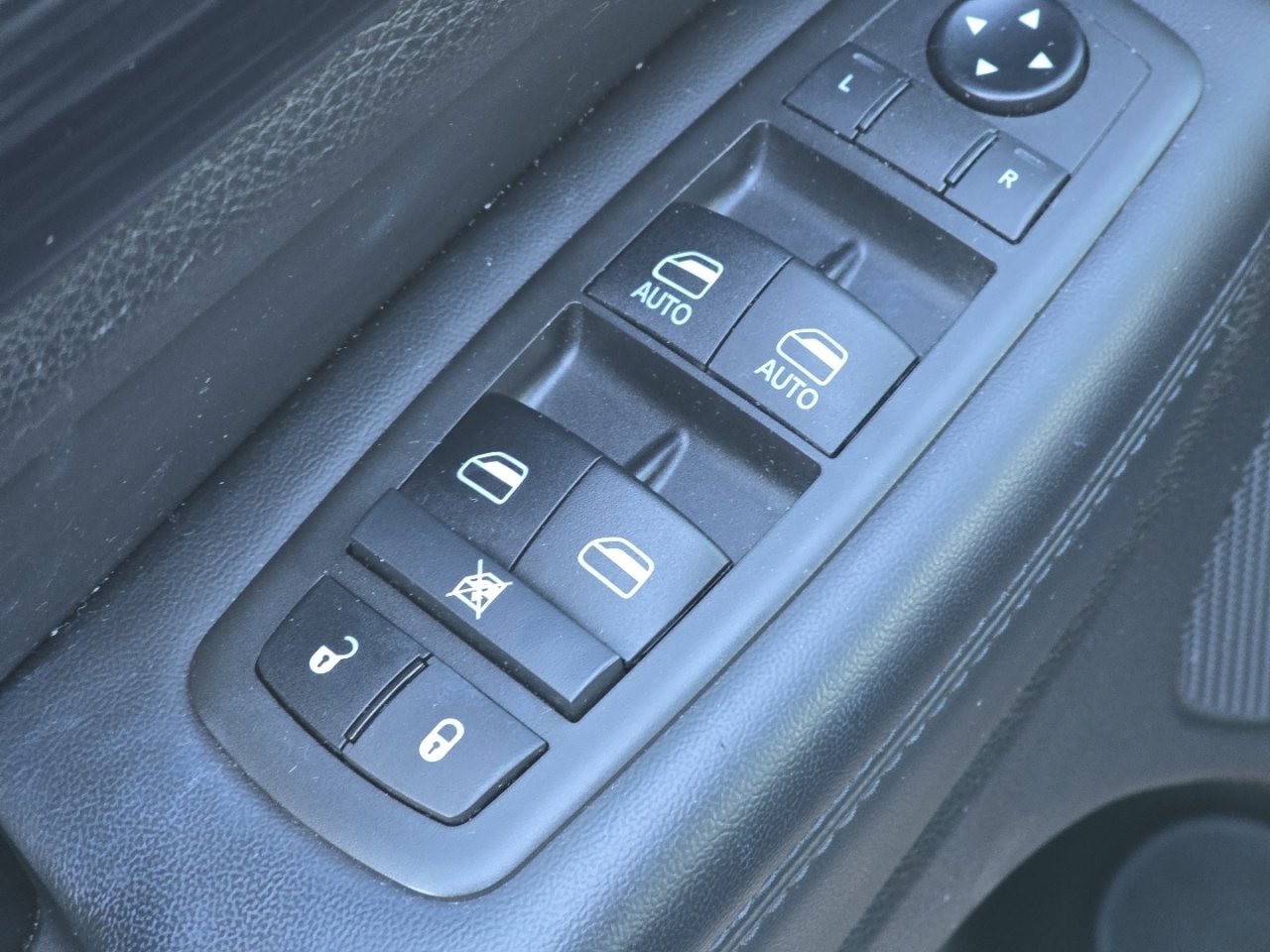 Used 2021 Jeep Grand Cherokee Laredo image 25