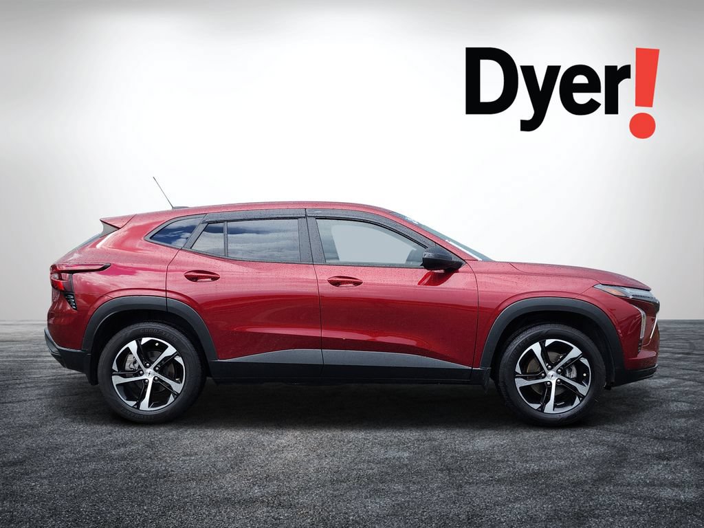 Used 2025 Chevrolet Trax RS FWD image 2
