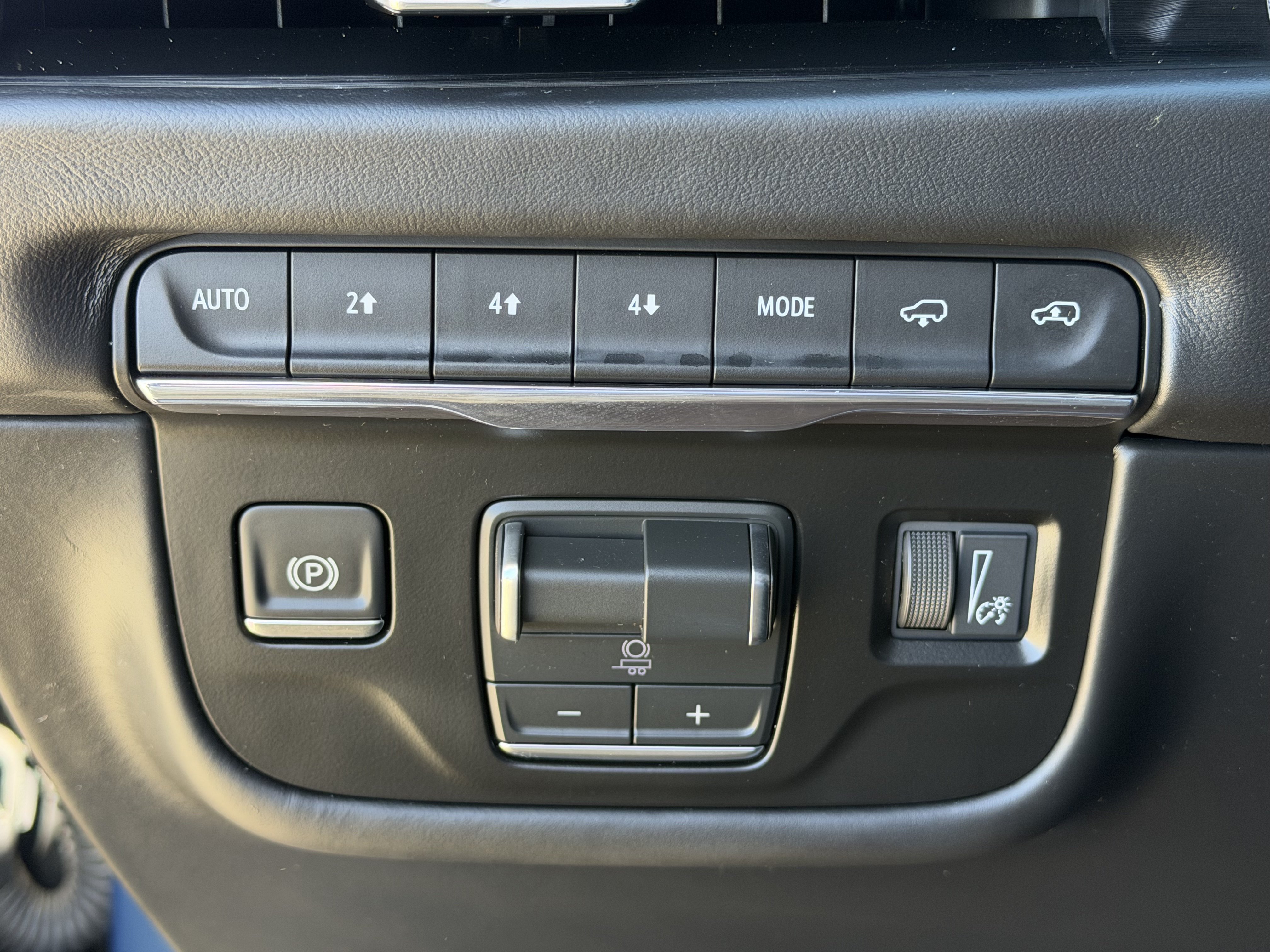 Certified 2026 Cadillac Escalade ESV Platinum Sport w/ LPO, ONYX Package AWD/4WD image 23