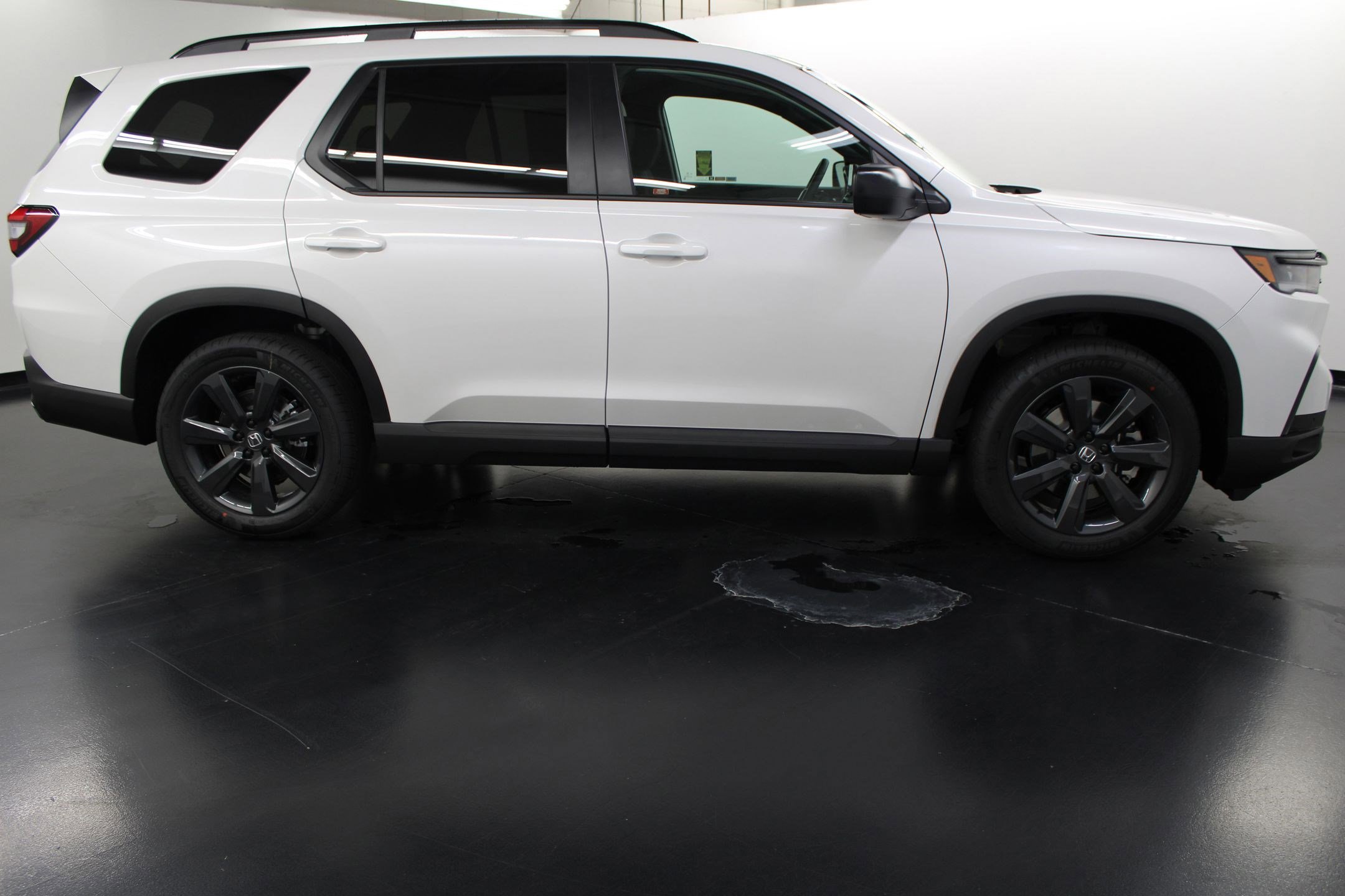 New 2025 Honda Pilot Sport image 8