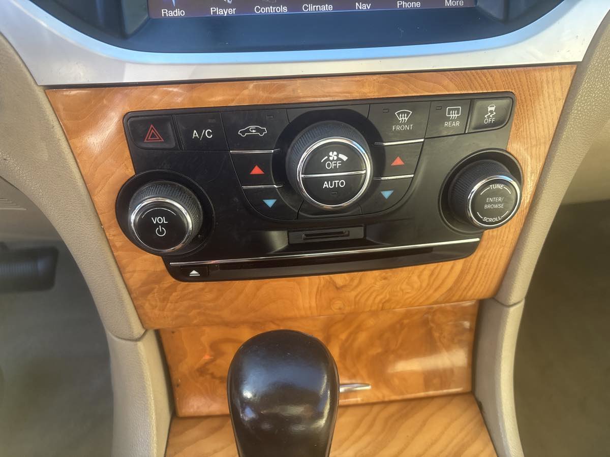 Used 2014 Chrysler 300 C image 16