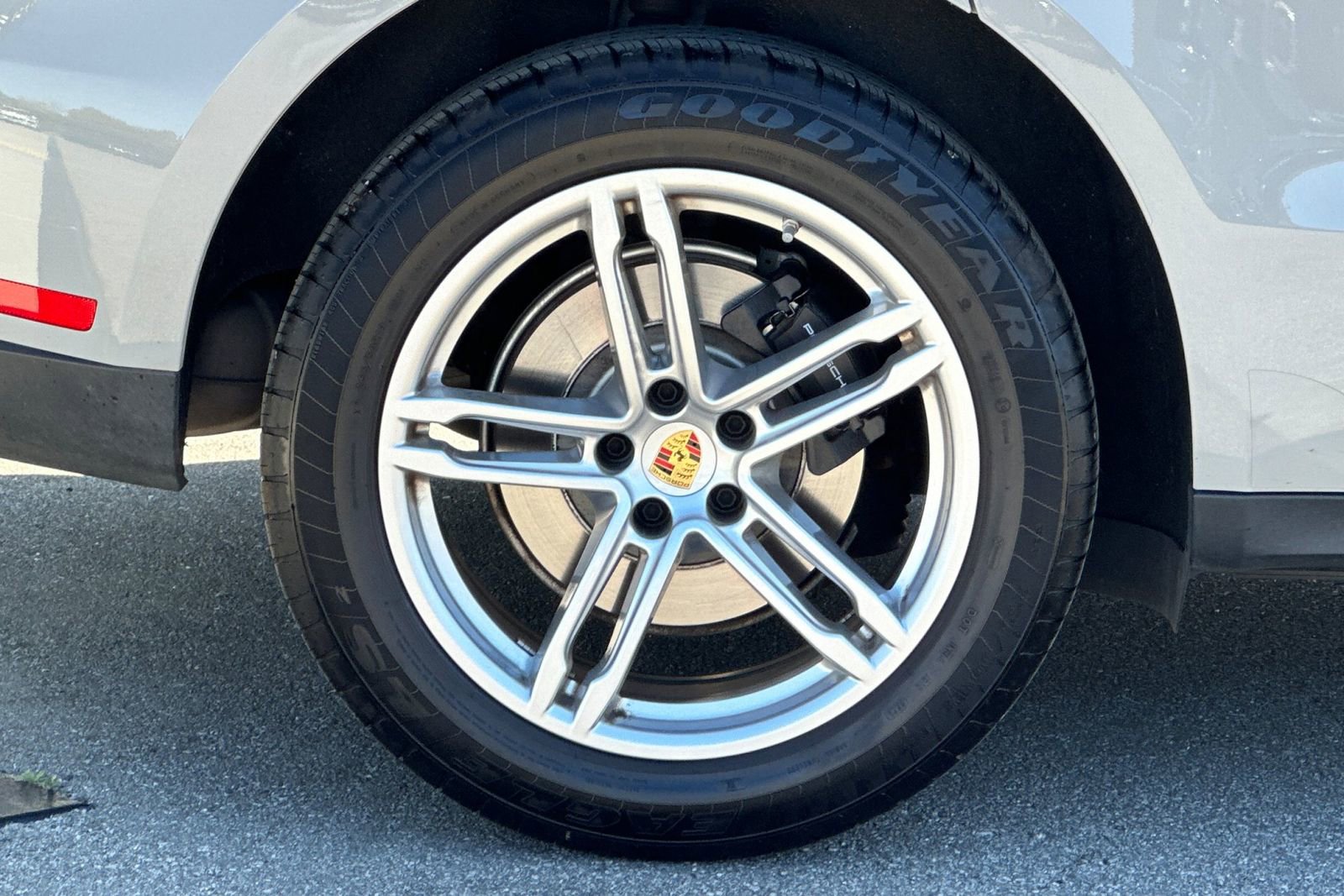 Used 2025 Porsche Macan image 41