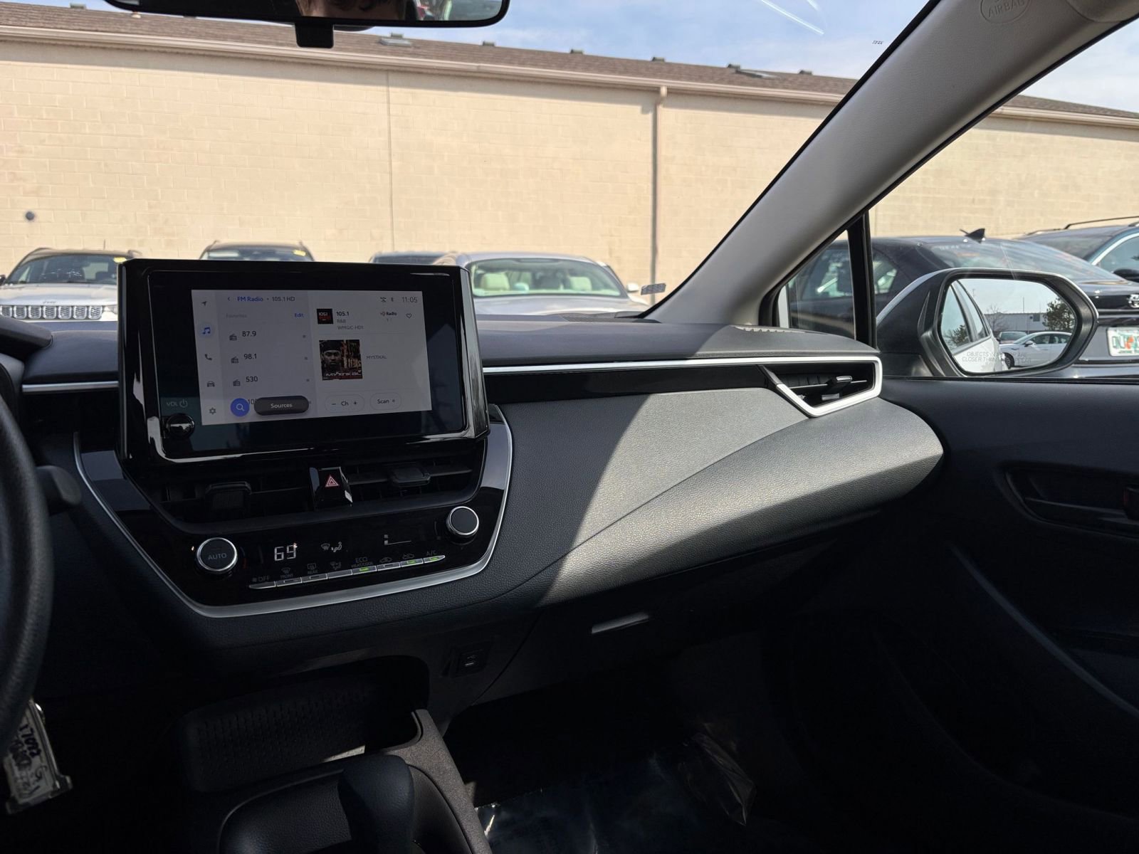 Used 2025 Toyota Corolla LE image 34