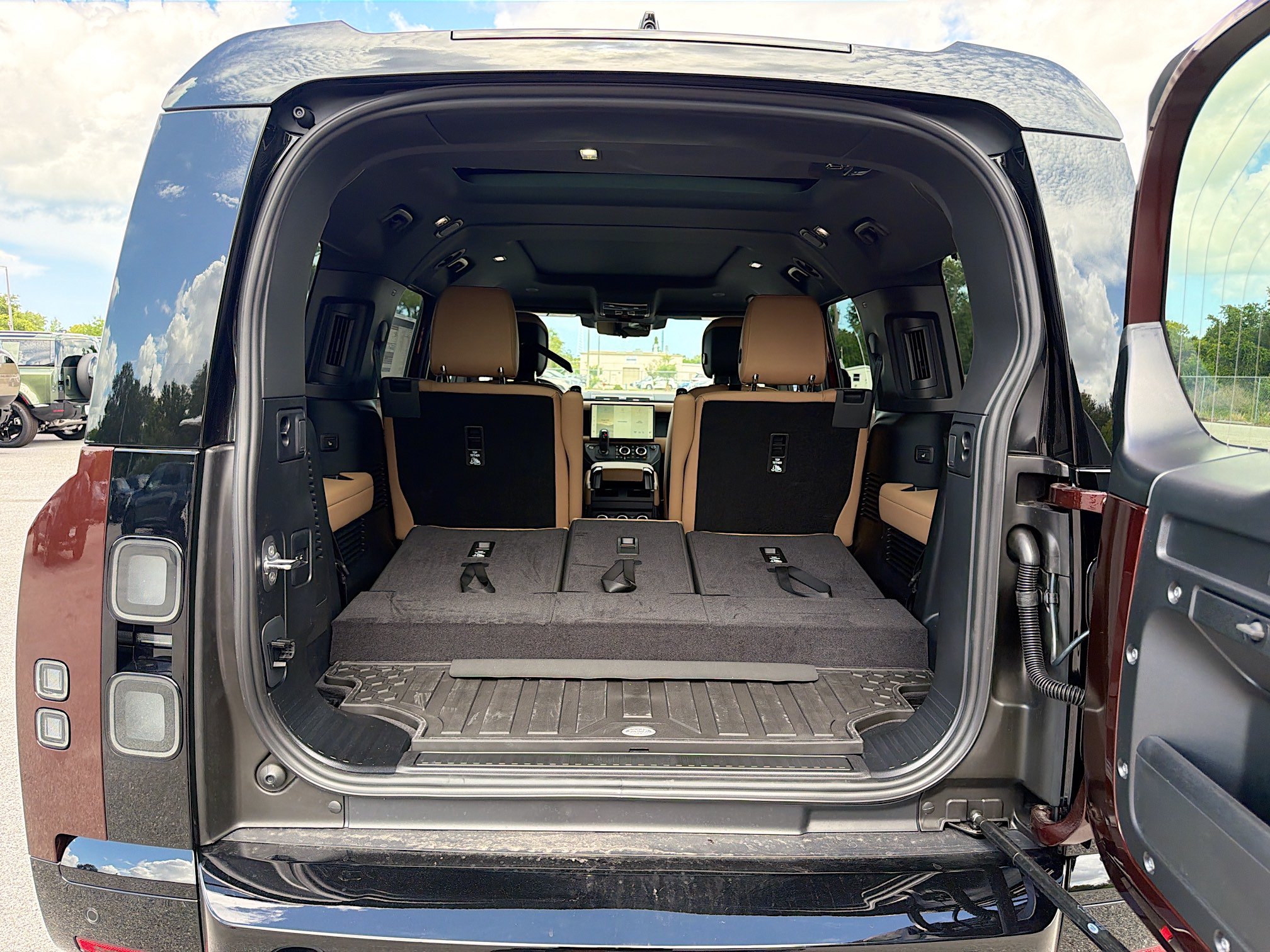 New 2026 Land Rover Defender 130 X-Dynamic SE AWD/4WD image 12