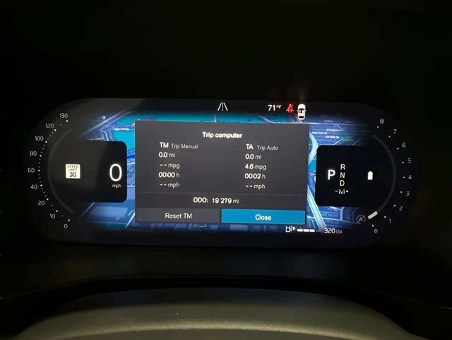 Used 2025 Volvo XC40 B5 Plus AWD/4WD image 16