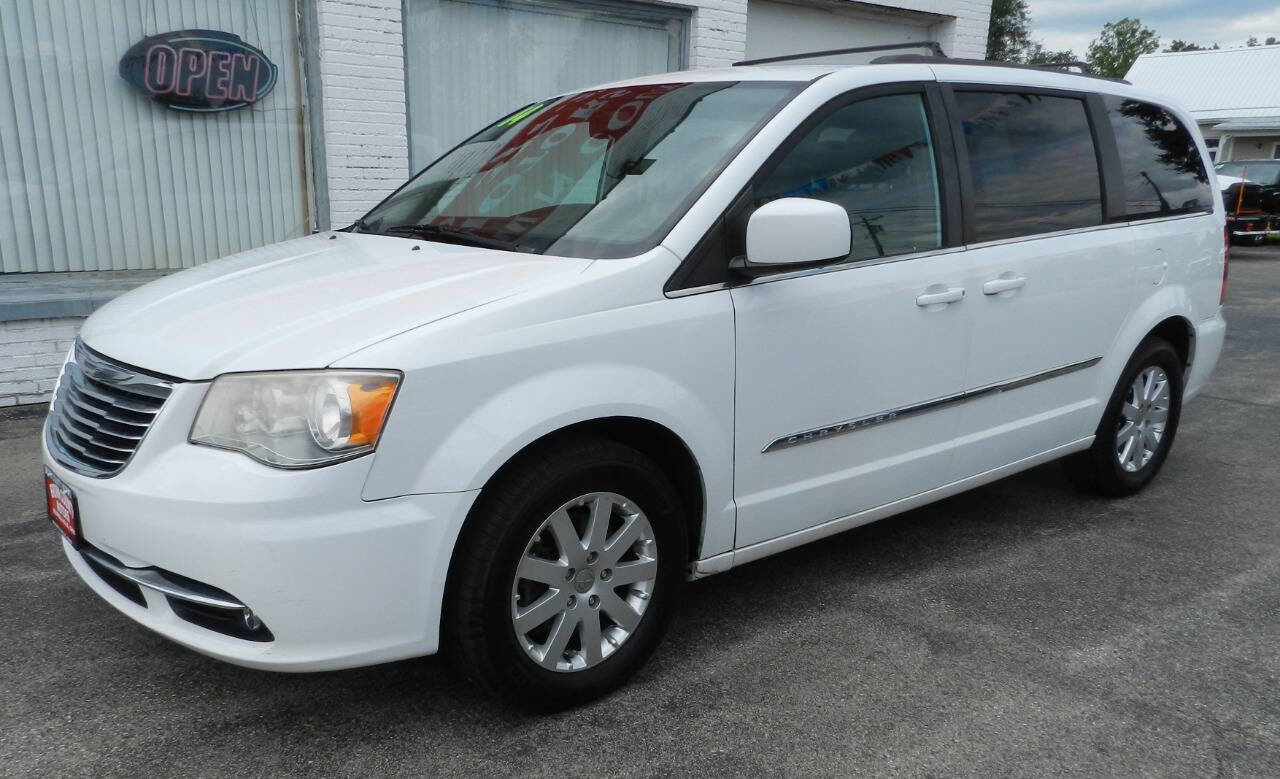 Used 2014 Chrysler Town & Country Touring FWD image 3