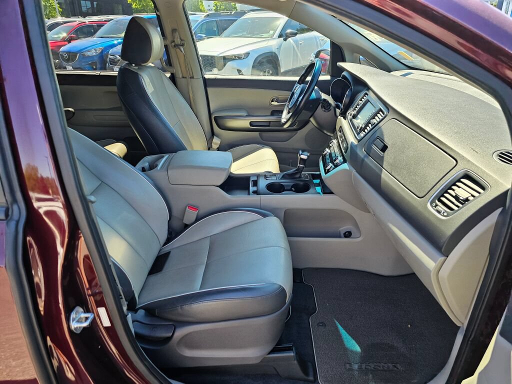 Used 2017 Kia Sedona LX w/ LX Essentials Premium Package FWD image 29