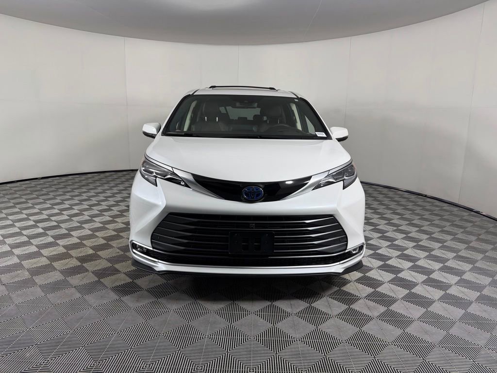 Used 2024 Toyota Sienna Platinum FWD image 5