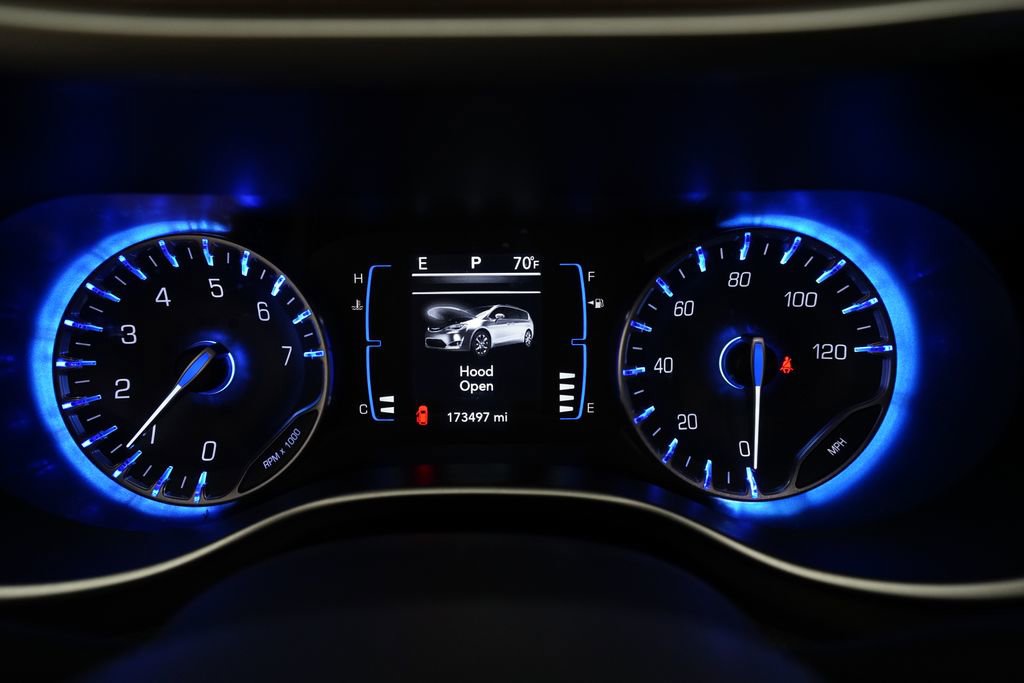 Used 2018 Chrysler Pacifica Touring-L w/ Premium Audio Group image 2