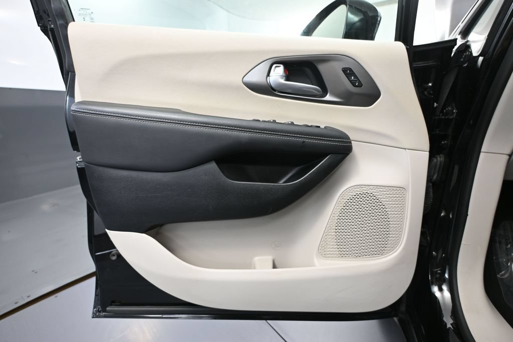 Used 2024 Chrysler Pacifica Touring-L FWD image 14