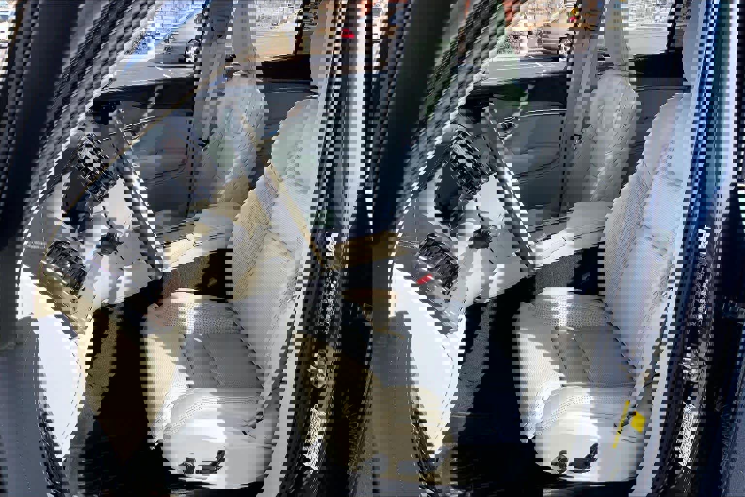 Used 2023 Volvo XC90 T8 Ultimate w/ Lounge Package image 9