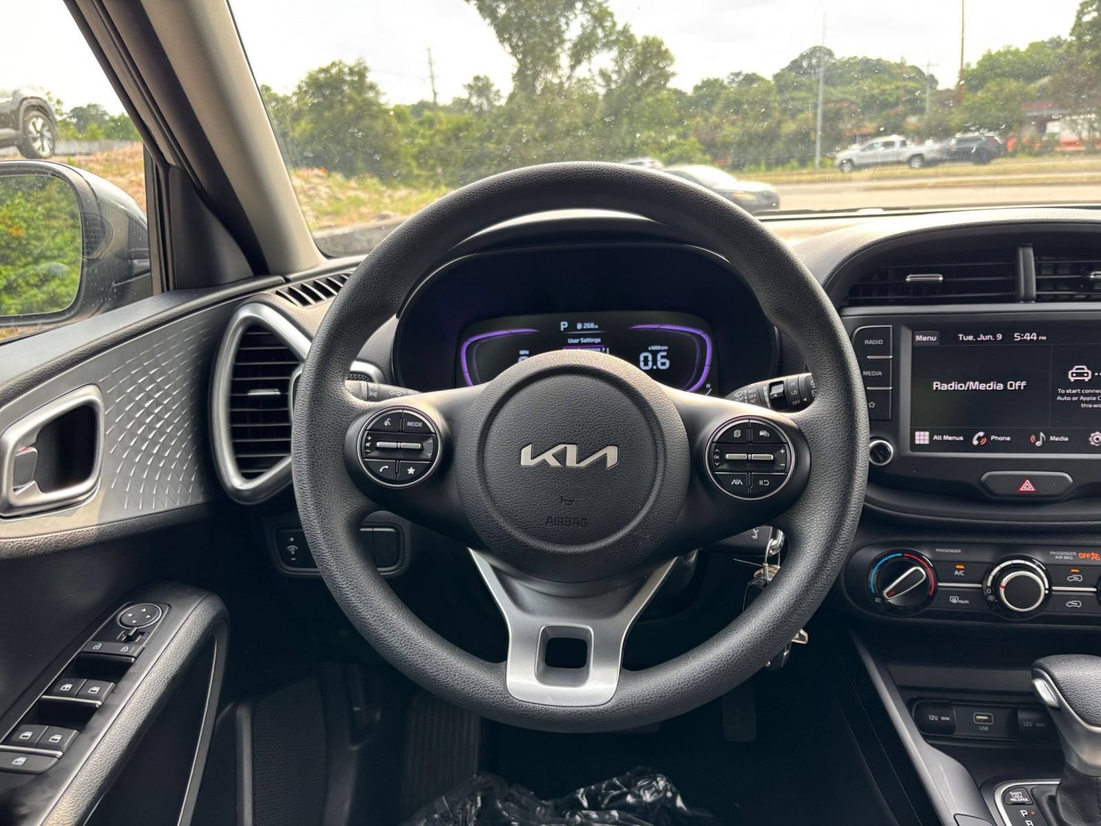 Used 2025 Kia Soul LX w/ LX Technology Package FWD image 30