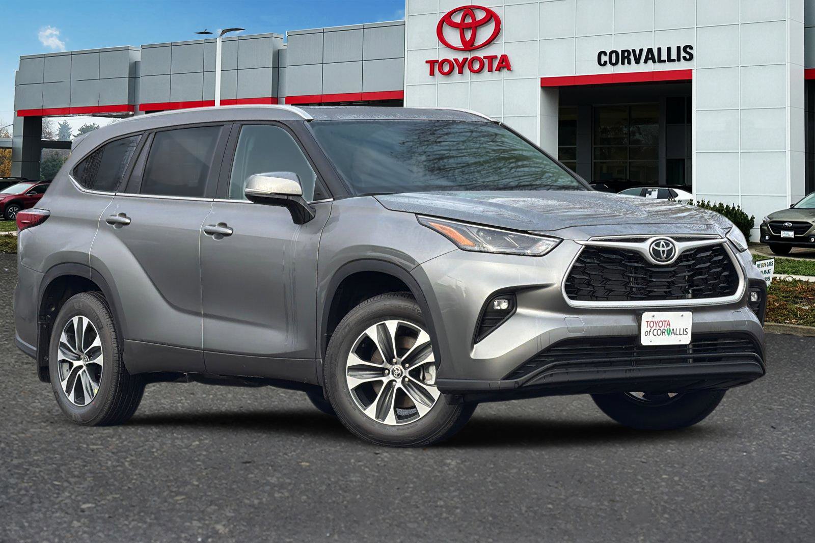 New 2026 Toyota Highlander XLE image 2