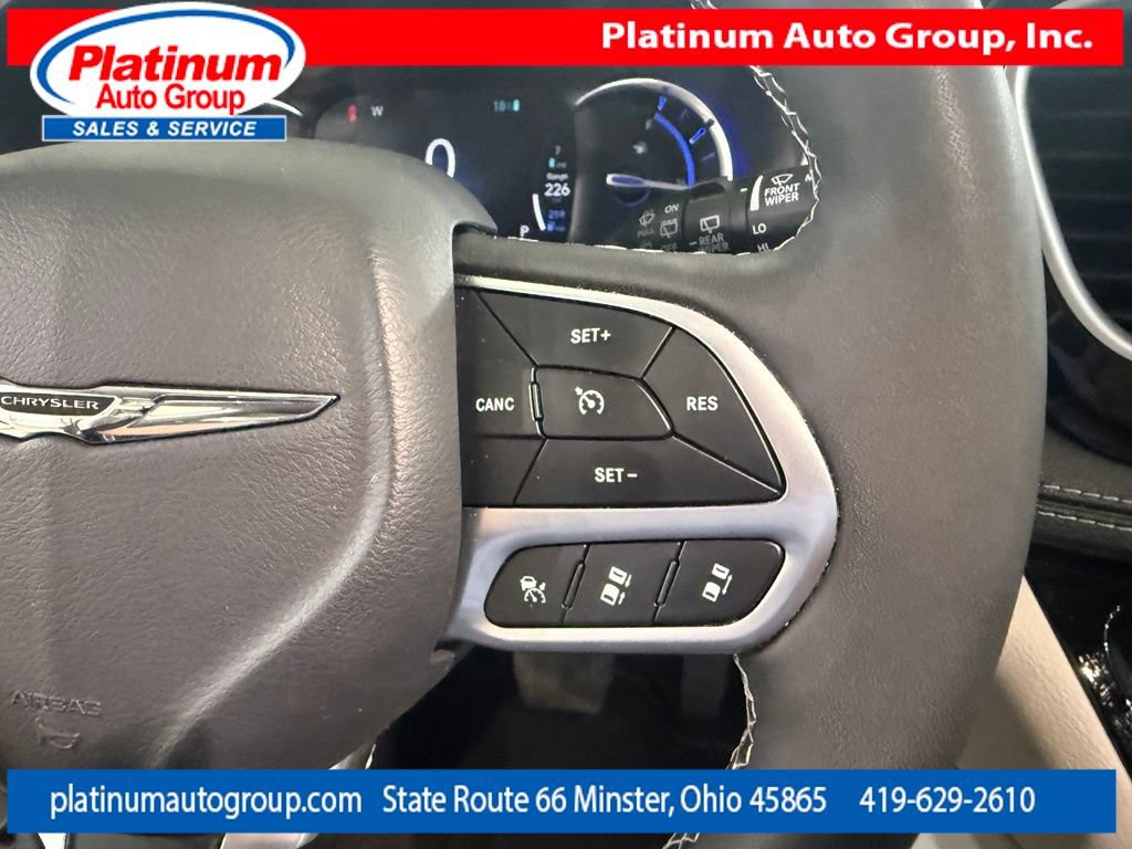 Used 2023 Chrysler Pacifica Limited FWD image 17