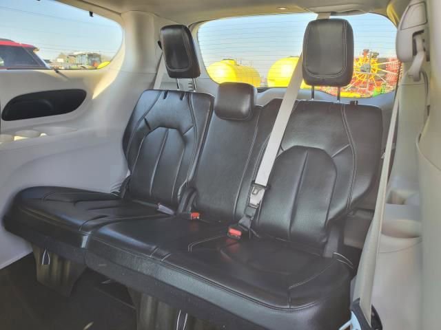 Used 2022 Chrysler Pacifica Touring-L image 11