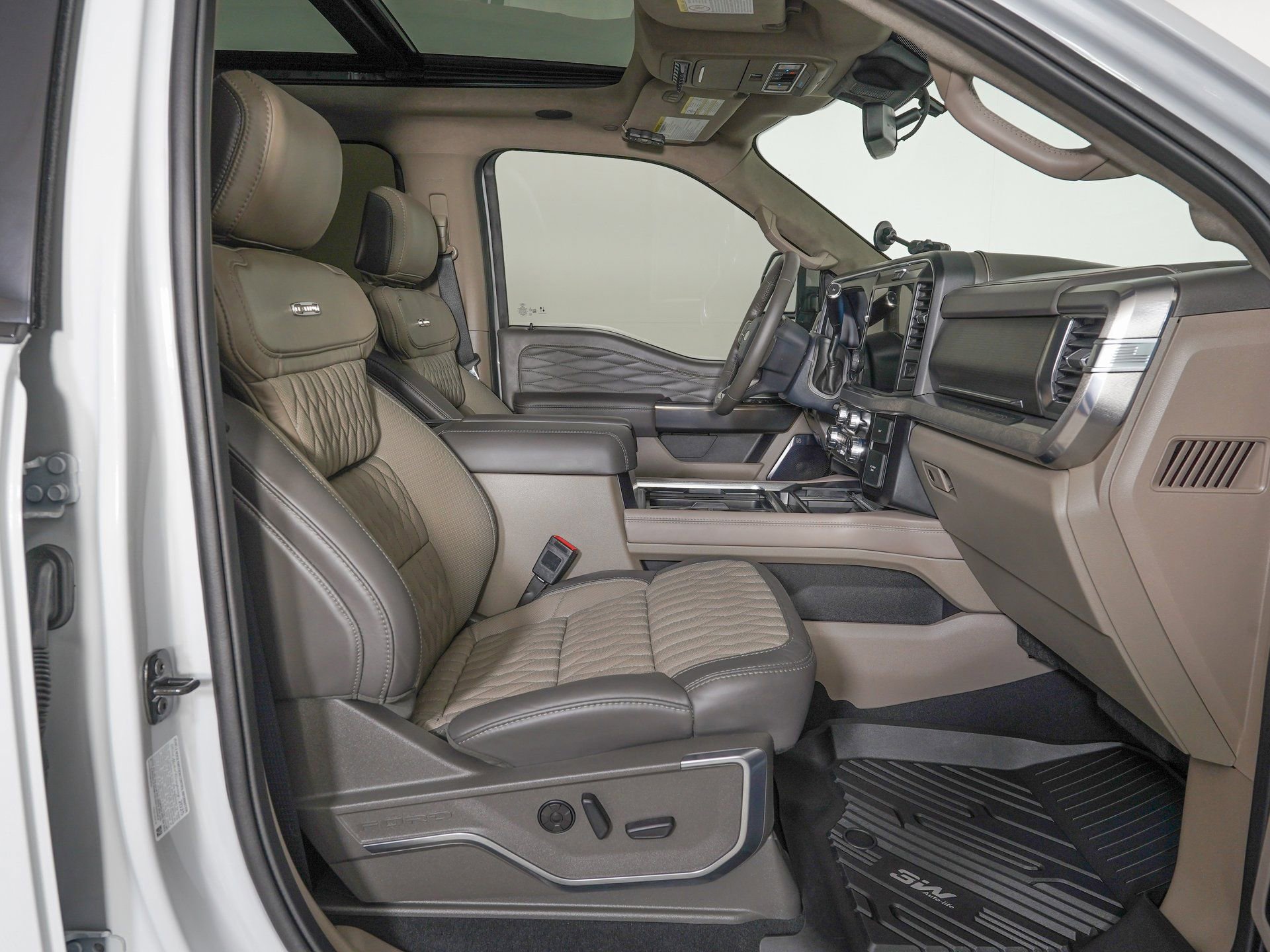 Used 2025 Ford F450 Platinum w/ Platinum Plus Package image 9